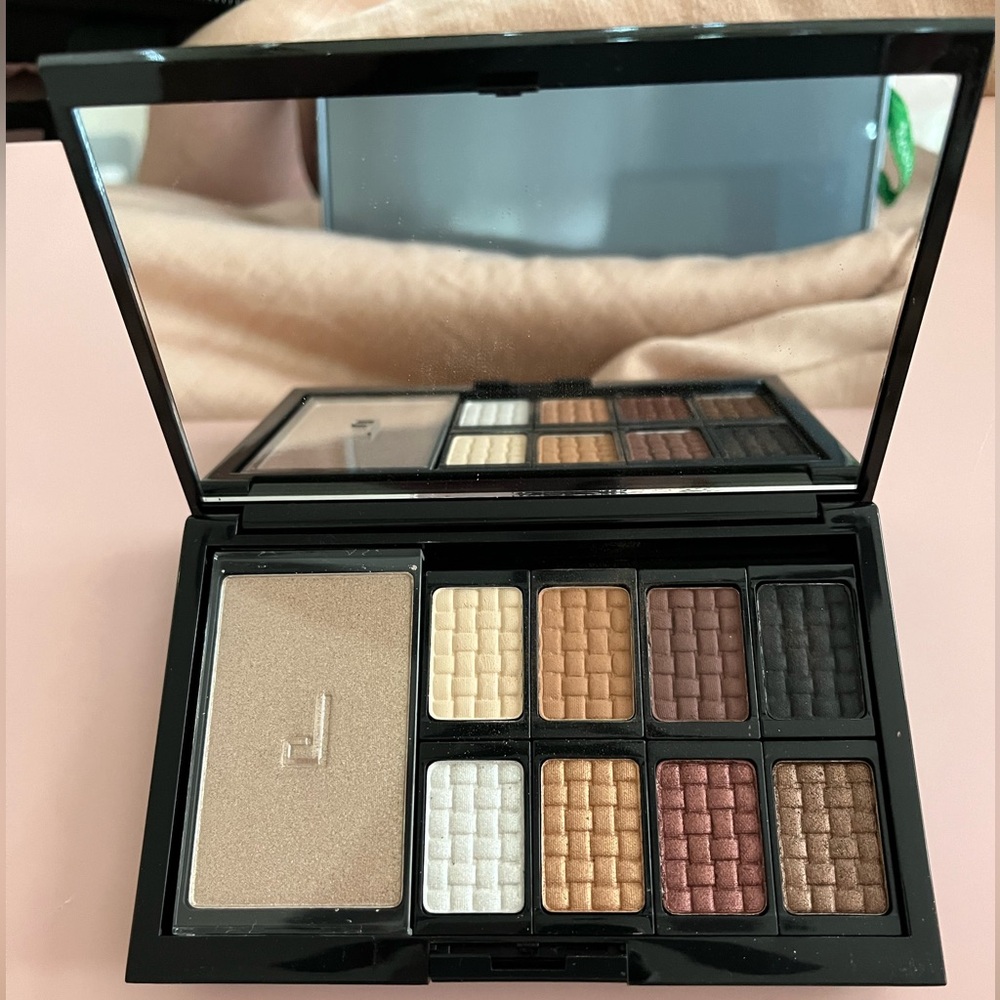 Doucce Freematic Eyeshadow Palette in Smokey Limited Edition